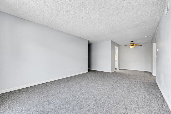 Building Photo - $1,300 - 1 Bed, 1 Bath Condo in Denver wit...
