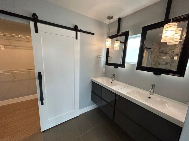 Building Photo - Modern 2 Bed, 2 Bath with Rooftop Patio!
