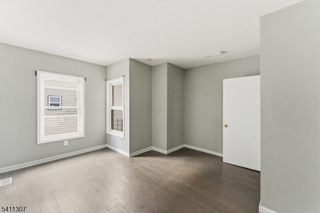 Building Photo - 467-469 Summer Avenue Unit 2