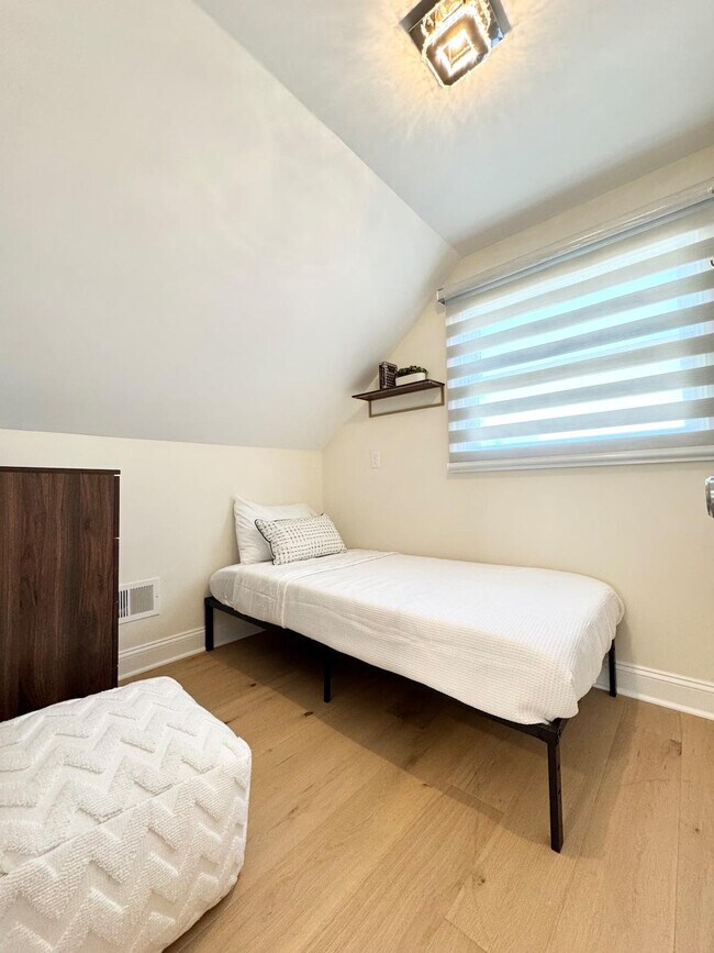 Building Photo - 240 Norgrove Ave