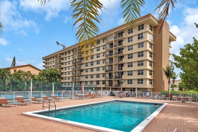 Building Photo - 1009 N Ocean Blvd