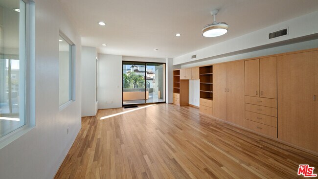 Building Photo - 143 Union Jack Mall