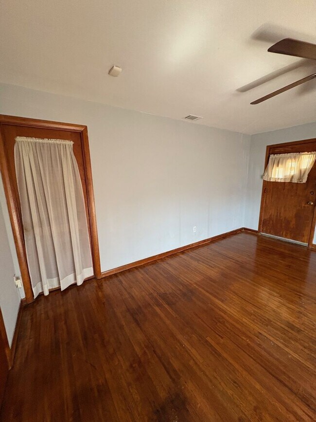 Building Photo - 3 Bedrooms and 1 Bathroom