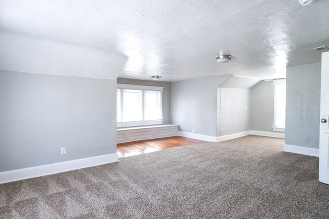 Building Photo - **Spacious 3 bed 2 bath w/ Fenced In Back ...