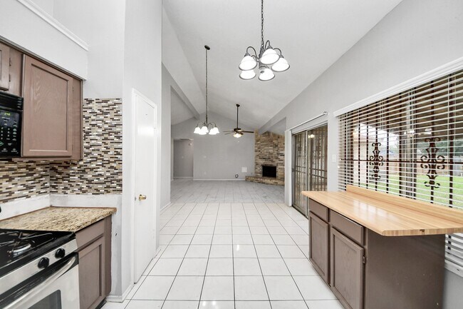 Building Photo - 527 Oakdale Dr