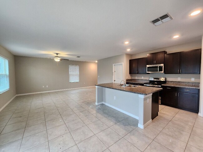 Building Photo - Gorgeous 4-Bedroom, 2.5-Bathroom Home in Riverview