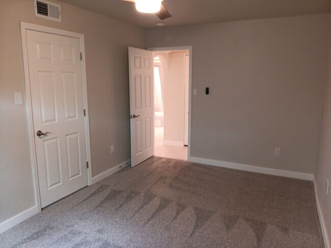 Building Photo - Stunning 4-bedroom 3-bathroom home in Santa Fe! Showings available NOW!