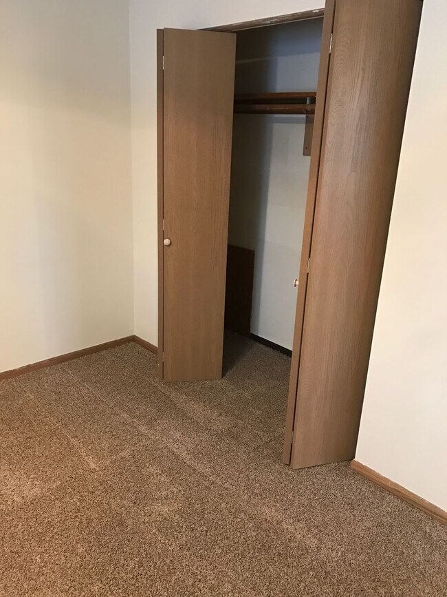 Building Photo - Forestview 1 Bedroom Upper Floor