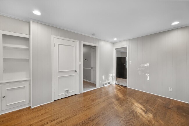 Building Photo - 3405 Hillvale Rd
