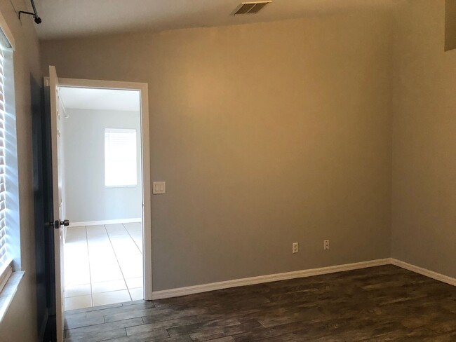 Building Photo - 2 Bedroom 2 bath duplex. 1 car garage and ...