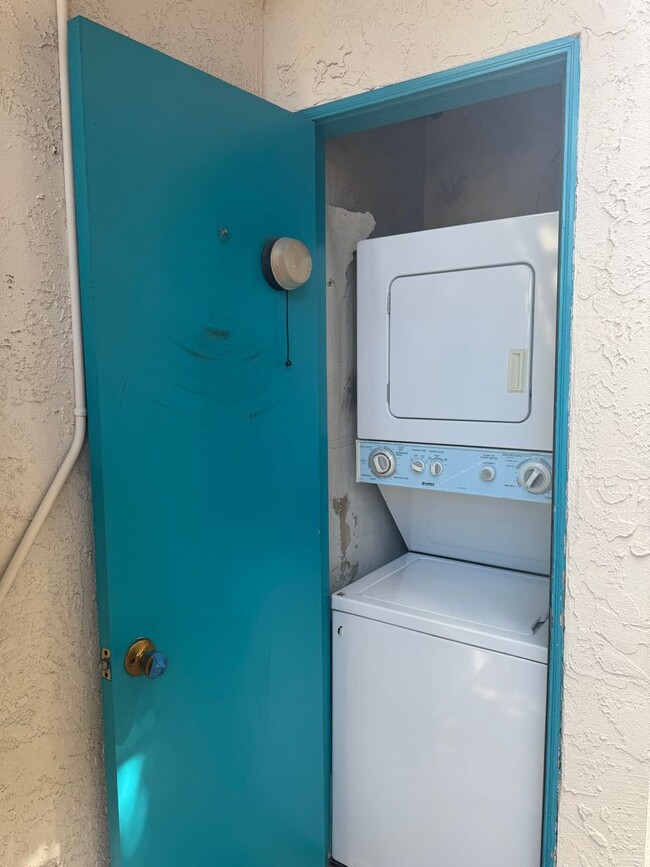 Building Photo - 2 bedroom 2 bath duplex for rent in Kensington!