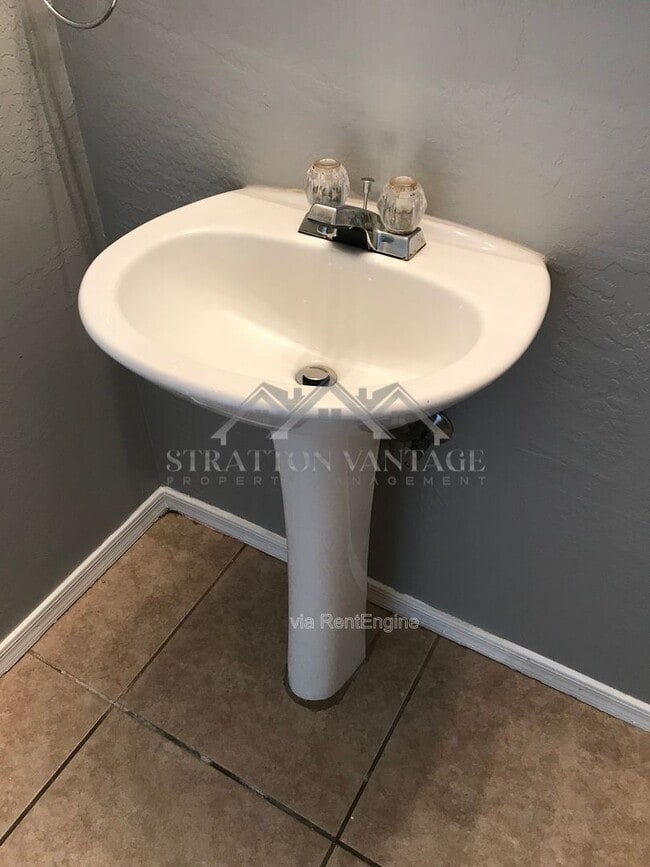 Building Photo - 12525 W Rosewood Ln