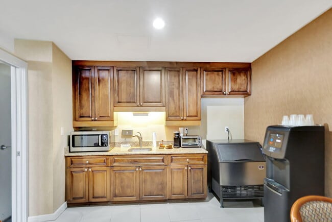 Building Photo - 3000 N Ocean Dr