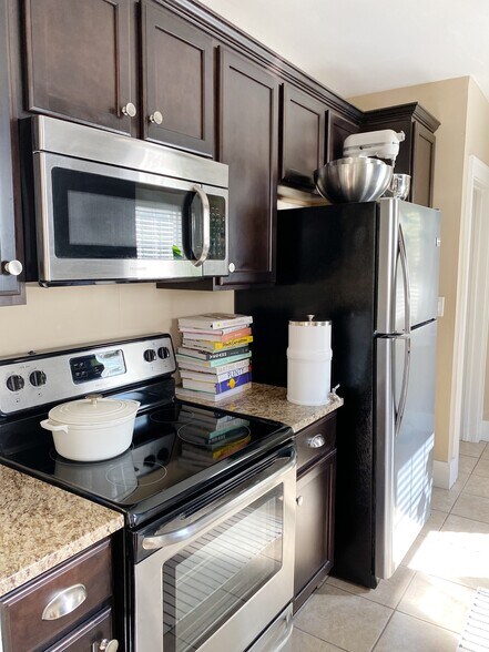 Building Photo - 1312 N Maple Ave