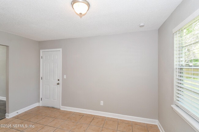 Building Photo - 1533 Raven Dr S