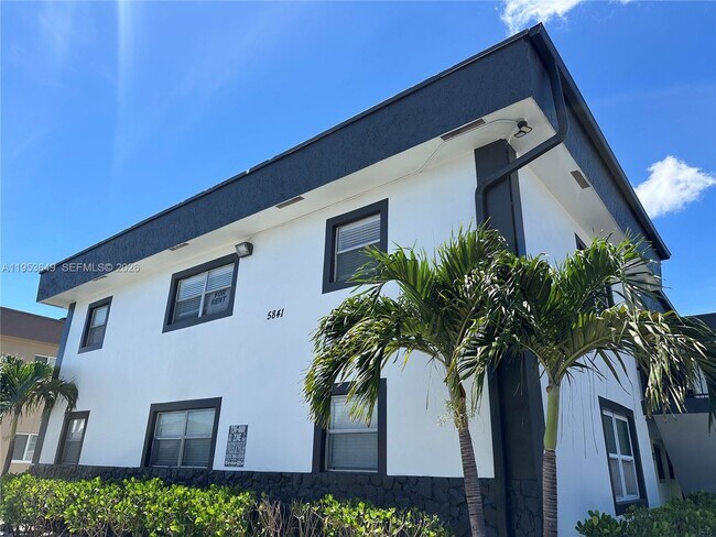 Building Photo - 5841 SW 36th Ct