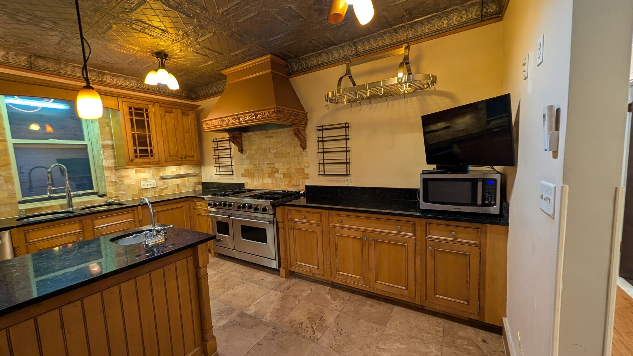 Kitchen with Viking stove - 4219 N Paulina St