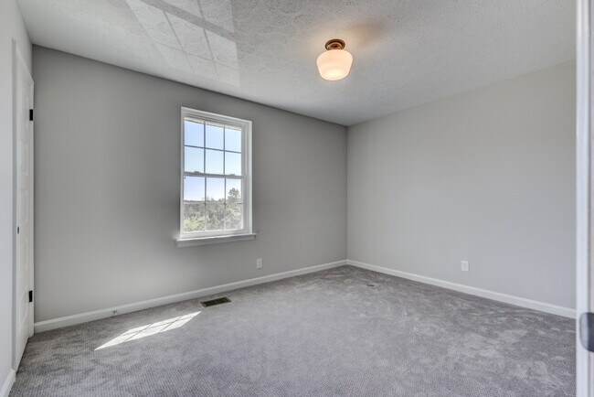 Building Photo - 606 Newhall Dr