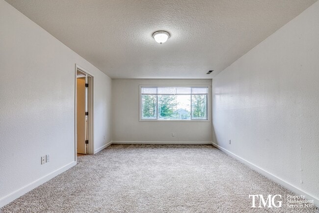 Building Photo - Spacious 4BR Townhome with AC, W/D, Garage...