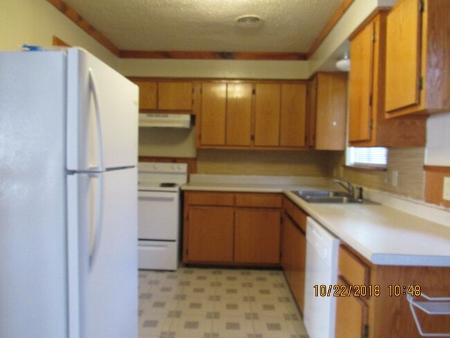 Building Photo - GREAT STARTER HOME!! PETS NEGOTIABLE WITH ...
