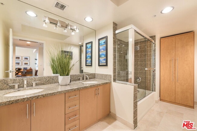 Building Photo - 13700 Marina Pointe Dr