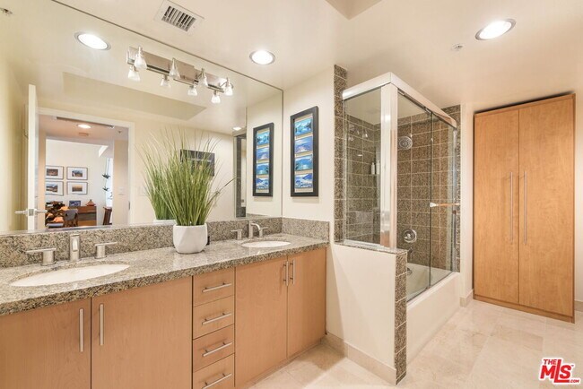Building Photo - 13700 Marina Pointe Dr