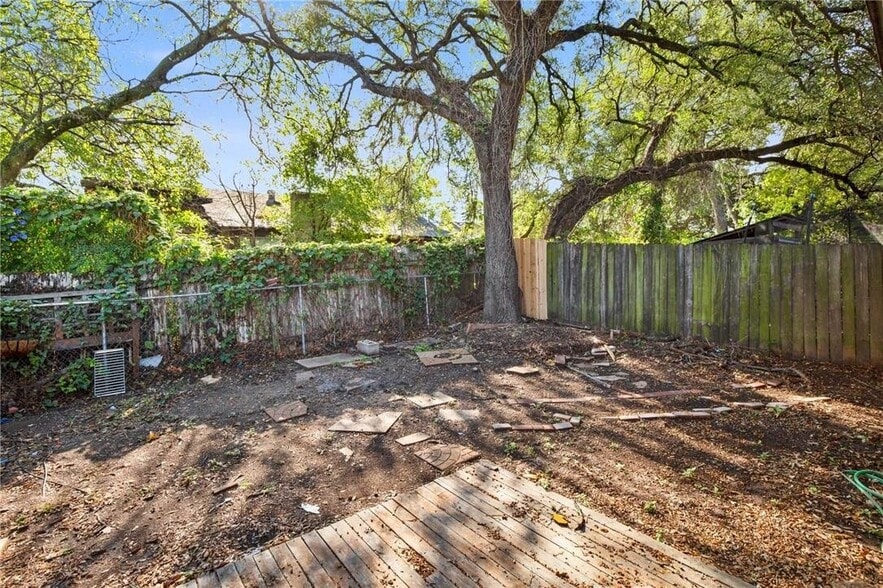 Building Photo - 6803 Woodhue Dr