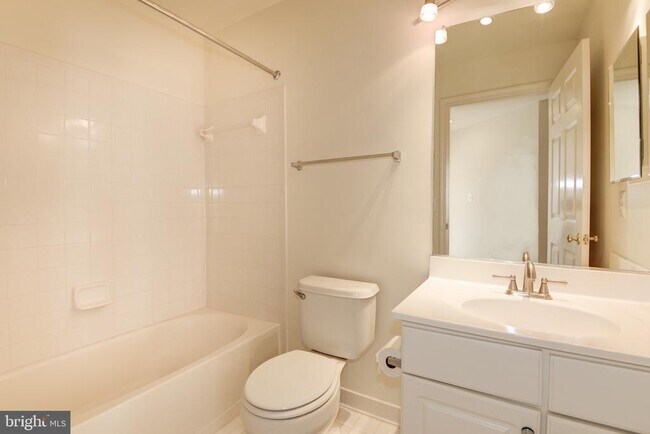 Building Photo - 1984 Crescent Park Dr