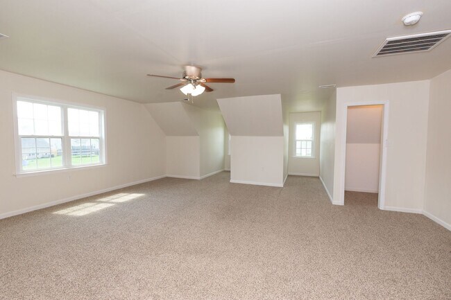 Building Photo - 3 Bedrooms and a bonus room in Richlands (Will include lawn service with increased rents)