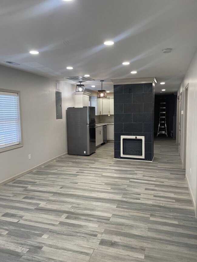 Building Photo - 3 Bedroom 2 Bath House