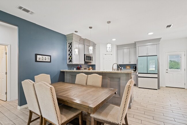 Building Photo - 204 Shadow Mountain Dr