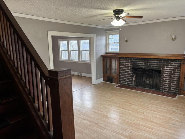 Building Photo - 1302 E 12th St