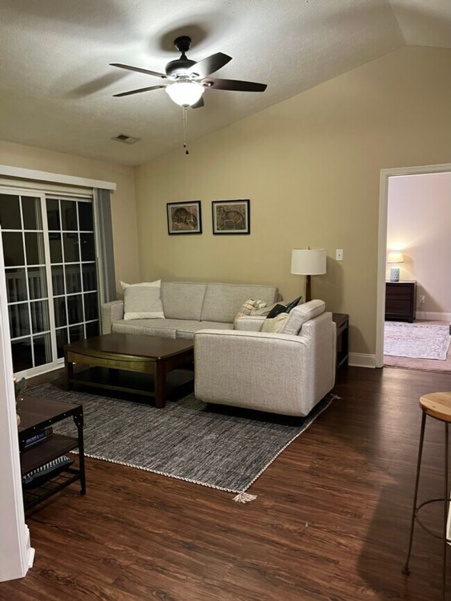 Building Photo - Well-appointed Furnished Rental- Perfect for Professionals- Near shops & restaurants