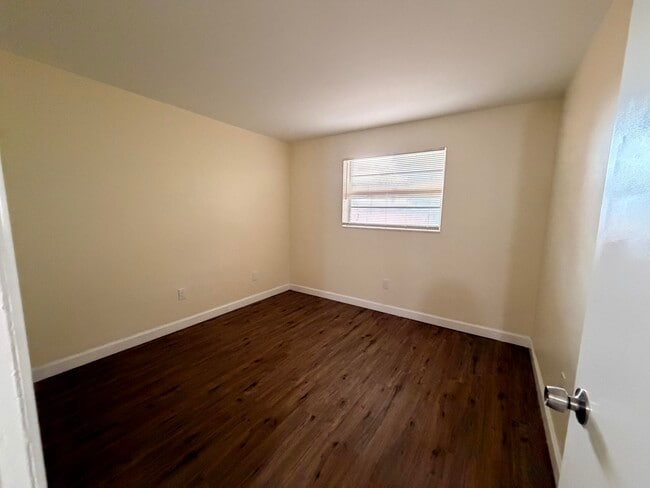 Building Photo - 1505 Crescent Cir