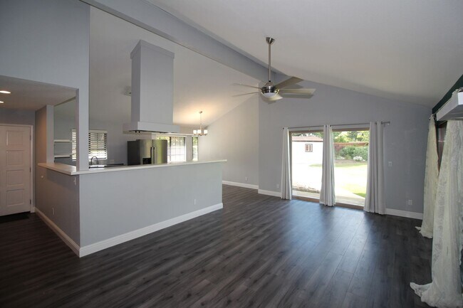 Building Photo - NE Fresno Home with Huge Yard and RV Parking