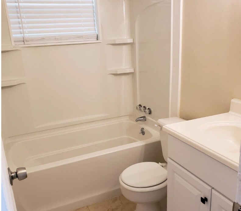 Full Bathroom - 745 Lunar Lake Cir