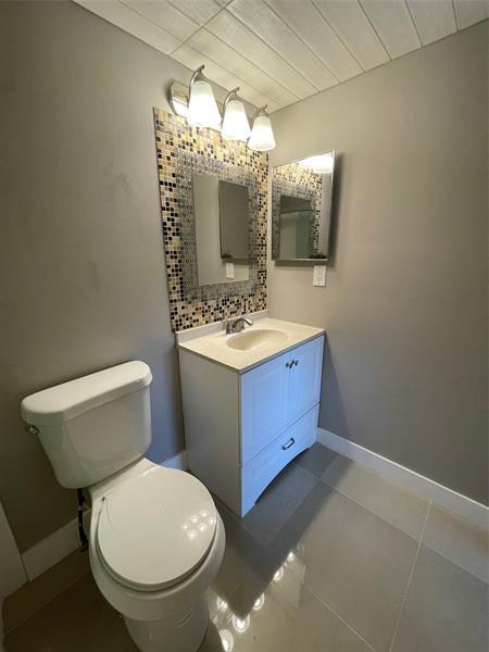 Building Photo - 10092 Twin Lakes Dr