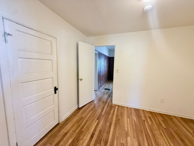 Building Photo - 4 Bedroom Single Family Home in West Haven