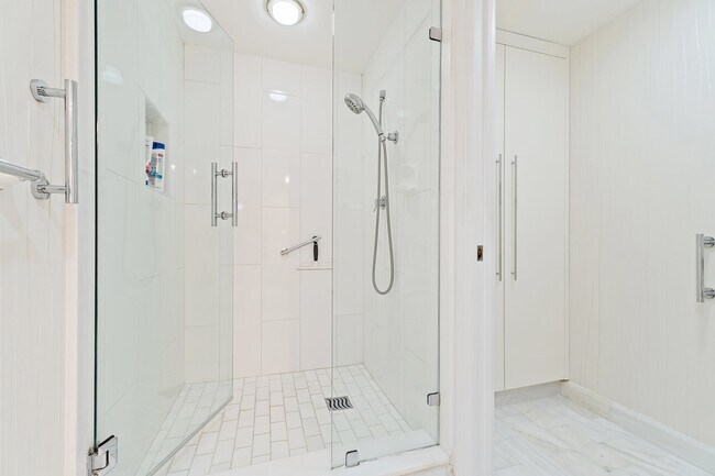 Building Photo - 100 Lakeshore Dr