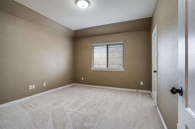 Building Photo - 858 Llano Dr