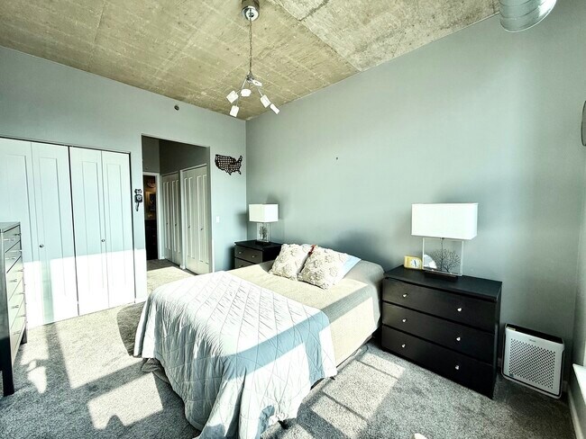 Building Photo - 125 E 13th St