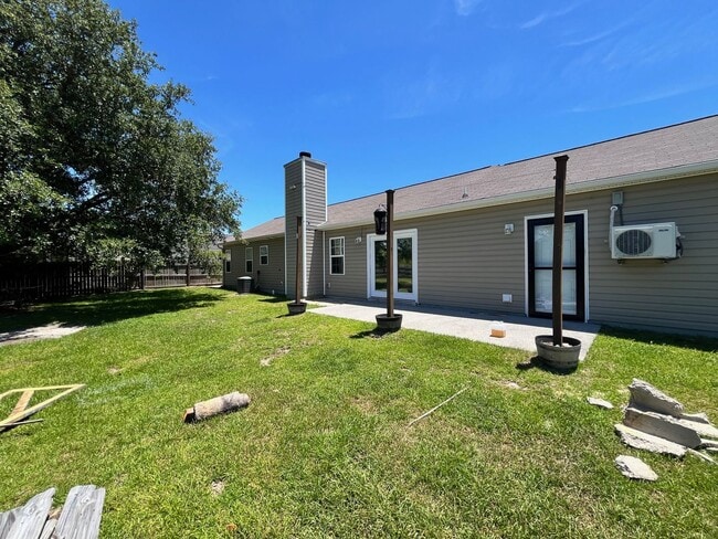 Building Photo - Great home avail in Hubert!