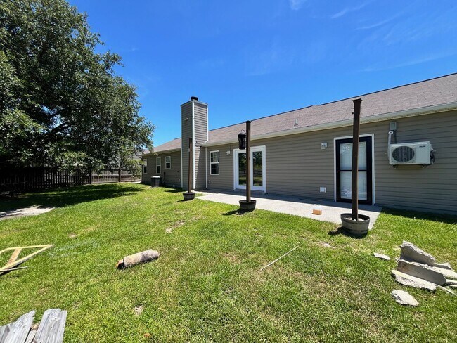 Building Photo - Great home avail in Hubert!  Mini split AC in garage perfect for personal gym!