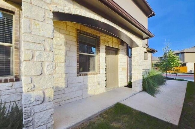 Building Photo - 2880 Donnell Dr