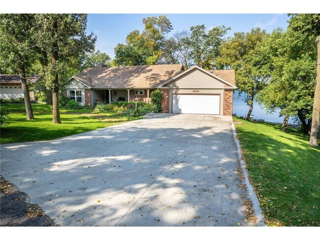 Building Photo - 1409 Hoot Lake Dr