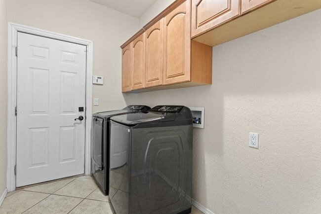 Building Photo - 1717 Red Oak Dr