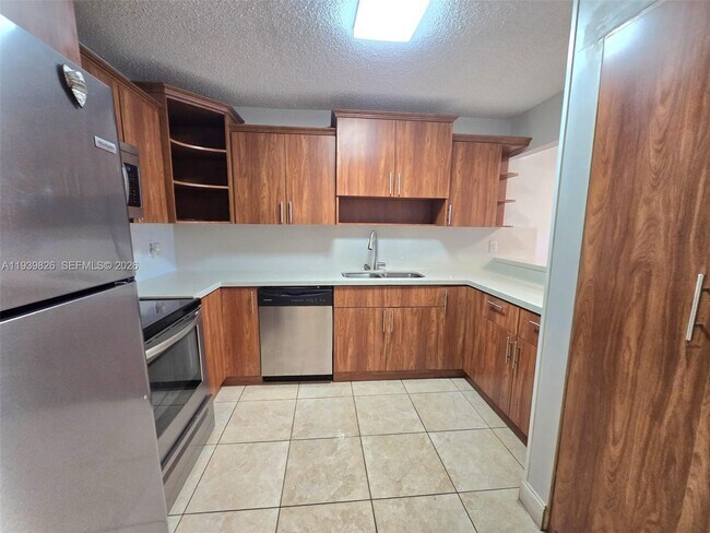 Building Photo - 6960 Miami Gardens Dr