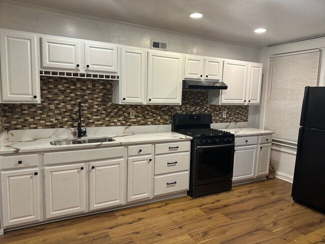 Building Photo - Spacious Rooms! Finished Basement! W/D Hook-Up!! Available Now!