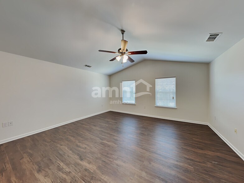 Building Photo - 1748 Eastway Dr