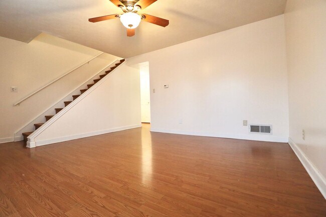 Building Photo - 2 Bedroom/2 Bath Townhouse near Stadium - ...